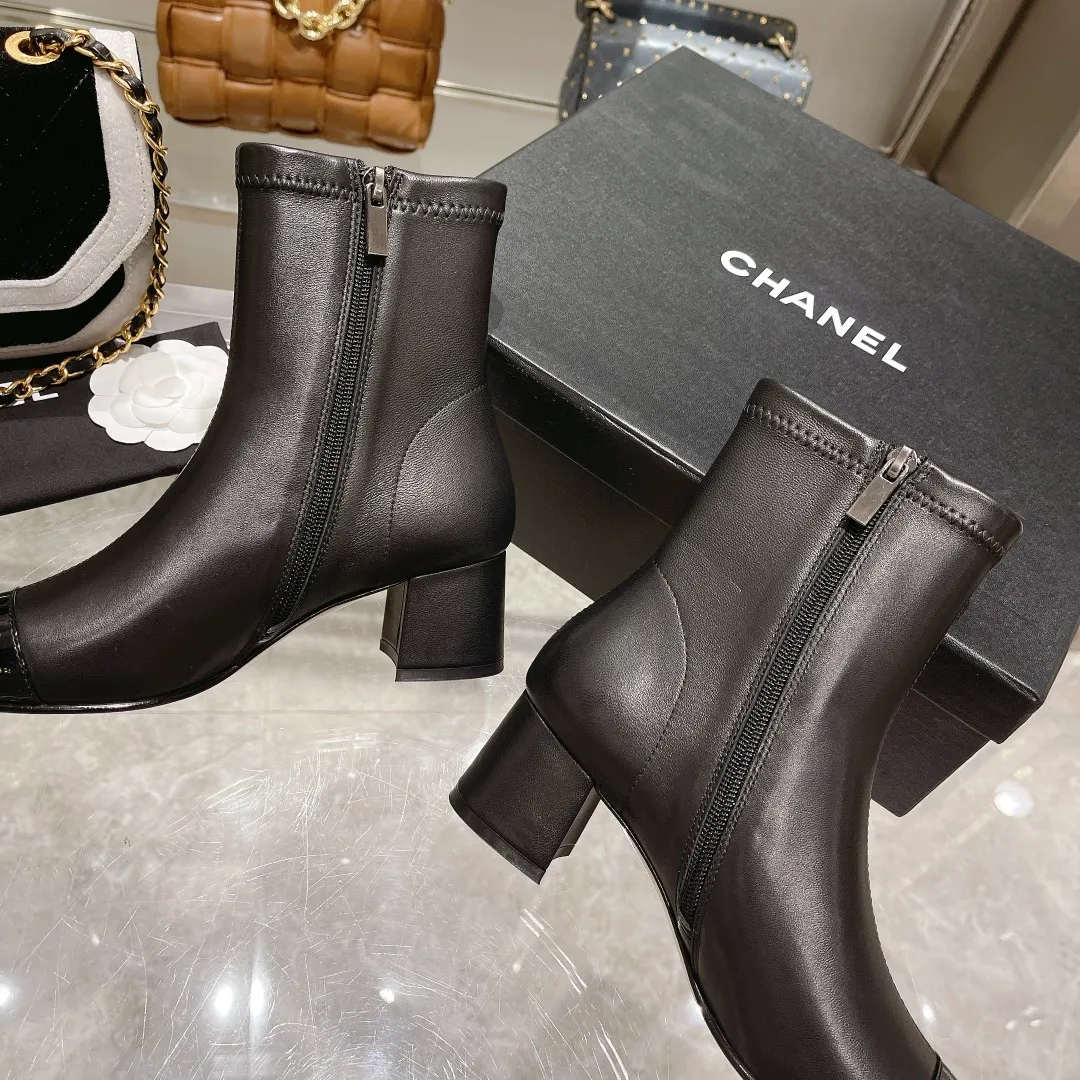 👟👟Ex-factory price 620👟👟 👑Chanel Chanel Xiaoxiang Wannian classic stitching thick heel short boots. 🔻Interpretation of elegant little fragrance〰️Super textured style, low-key but not simple, elegant and noble, especially the small double CLOGO embellishment on the heel, and the simple splicing of different materials on the toe casually reveal elegance and sophistication. It feels like walking on the ground without tiring your feet at all👌🏻. 👟👟👟👟The upper is made of imported Italian lambskin🐑, the lining is lambskin, and the Italian cow leather outsole. Heel height: 5cm. size: 35-39 (34, 40 can be customized)